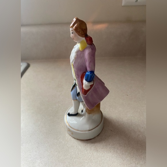 Vintage Occupied Japan porcelain Figurine Man in 18th century clothing - Picture 2 of 5